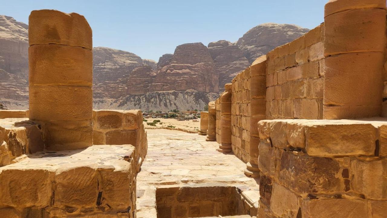 Отель Wadi Rum Nabatean Camp Экстерьер фото