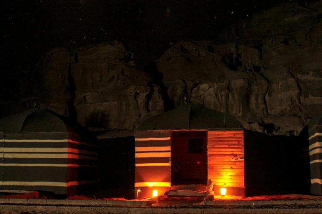 Отель Wadi Rum Nabatean Camp Экстерьер фото