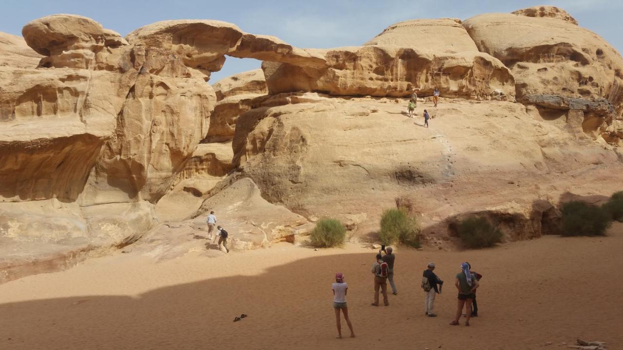 Отель Wadi Rum Nabatean Camp Экстерьер фото