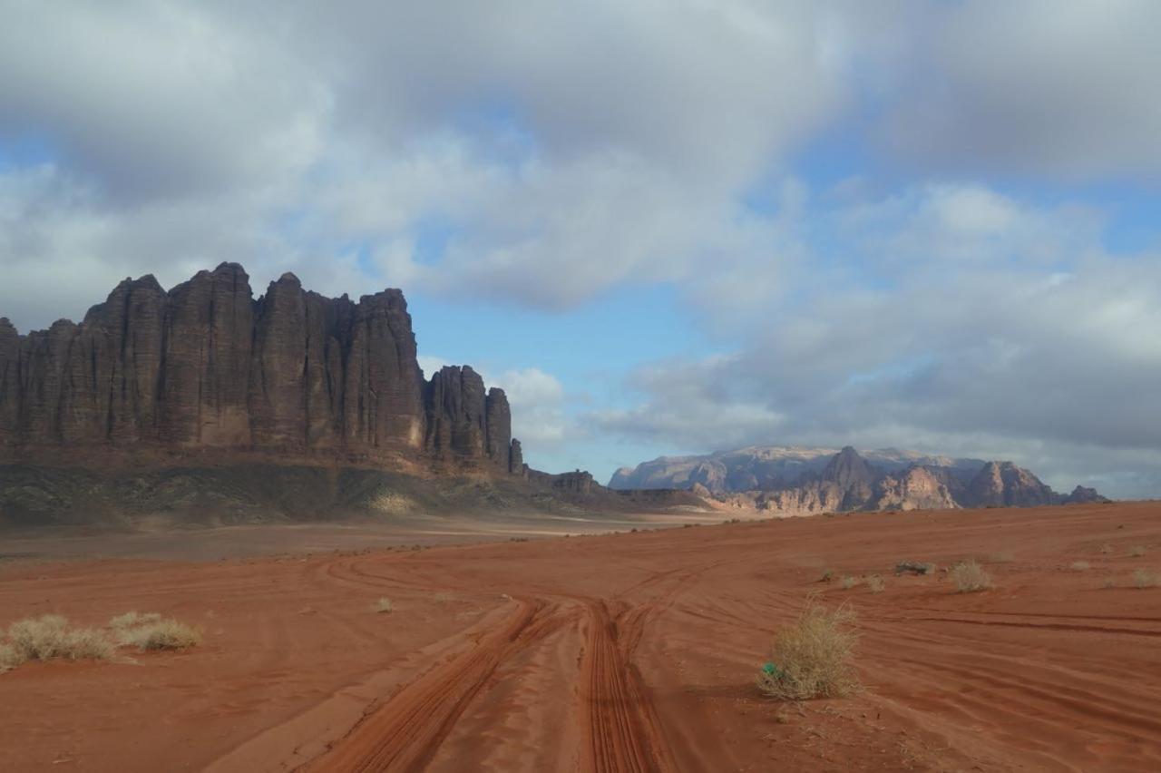 Отель Wadi Rum Nabatean Camp Экстерьер фото