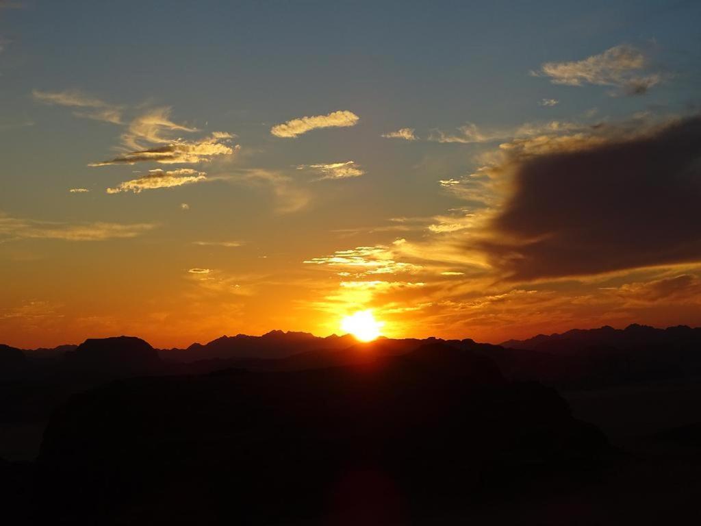 Отель Wadi Rum Nabatean Camp Экстерьер фото